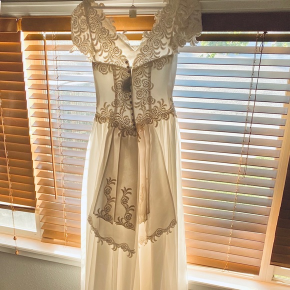 Wedding dress - Picture 4 of 8